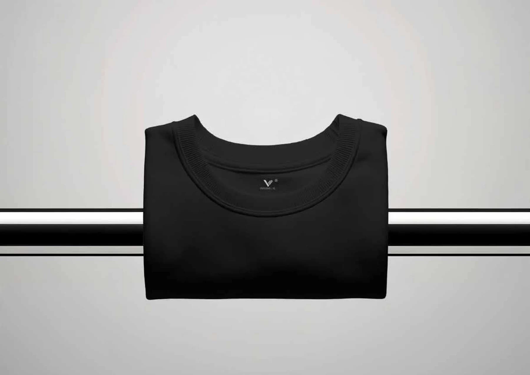 Aplicação da marca Vorazi em camiseta preta